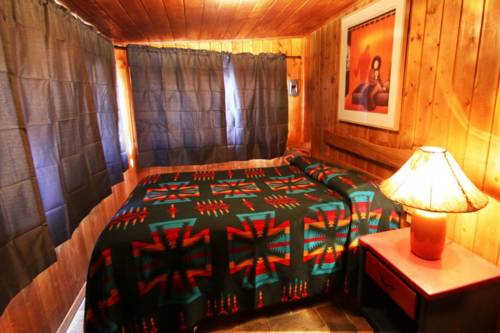 Imagen de la habitación del Hotel Three Bears Lodge. Foto 2