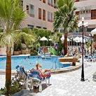 Imagen de la piscina del Hotel Three Corners Triton Empire Inn. Foto 4