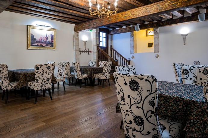 Imagen del bar/restaurante del Hotel Three Crowns Residents. Foto 2