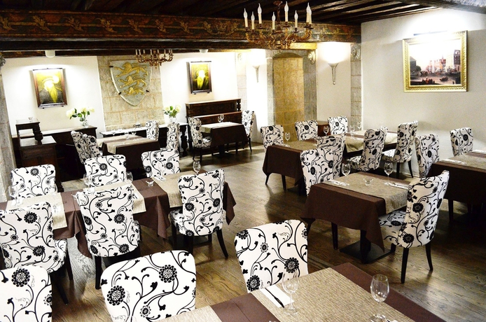 Imagen del bar/restaurante del Hotel Three Crowns Residents. Foto 3