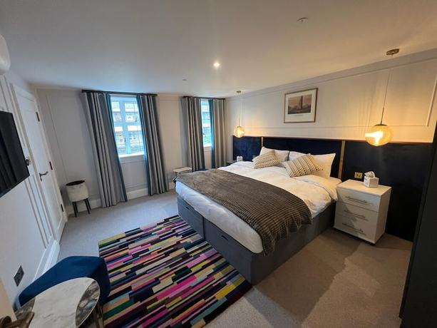 Imagen de la habitación del Hotel Three Falcons. Foto 6