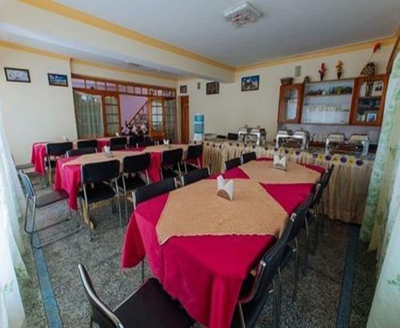 Imagen del bar/restaurante del Hotel Three Roses. Foto 7