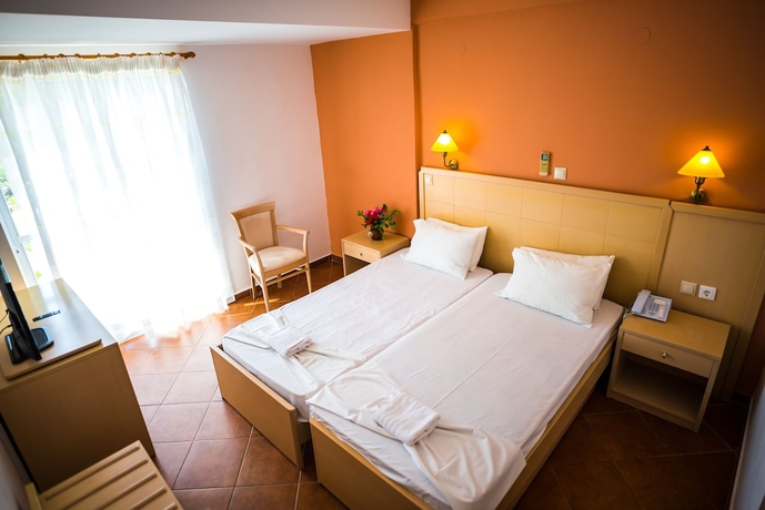 Imagen de la habitación del Hotel Three Stars Beach. Foto 8