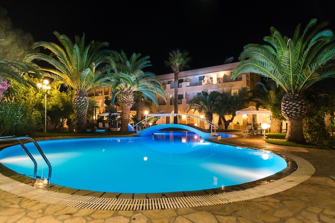 Imagen de la piscina del Hotel Three Stars Beach. Foto 18