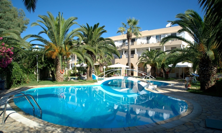 Imagen de la piscina del Hotel Three Stars Beach. Foto 19