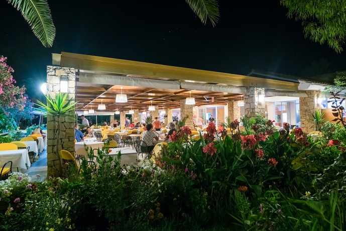 Imagen del bar/restaurante del Hotel Three Stars Beach. Foto 2