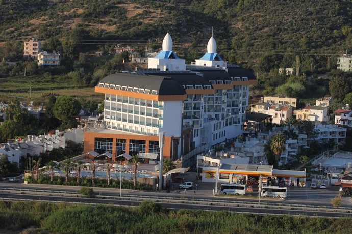 Imagen general del Hotel Throne Beach Resort & SPA. Foto 1