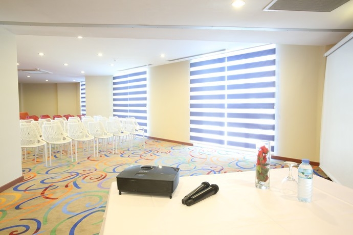 Imagen del bar/restaurante del Hotel Throne Beach Resort & SPA. Foto 2