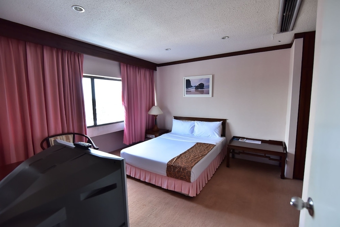 Imagen de la habitación del Hotel Thumrin. Foto 16