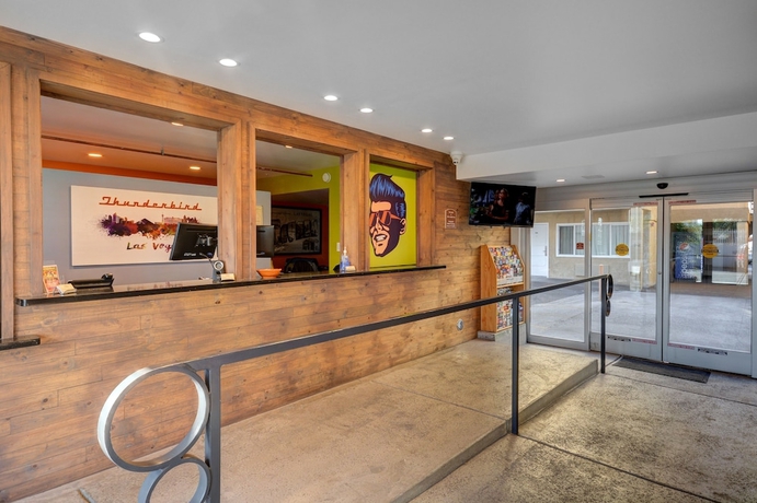 Imagen de los interiores del Hotel Thunderbird. Foto 17