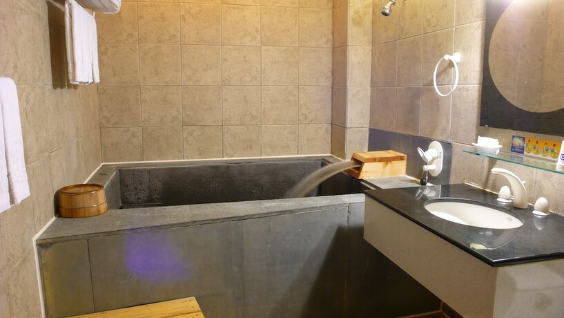 Imagen de la habitación del Hotel Tian Long. Foto 31