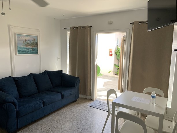 Imagen de la habitación del Hotel Tiana Beach Inn. Foto 16