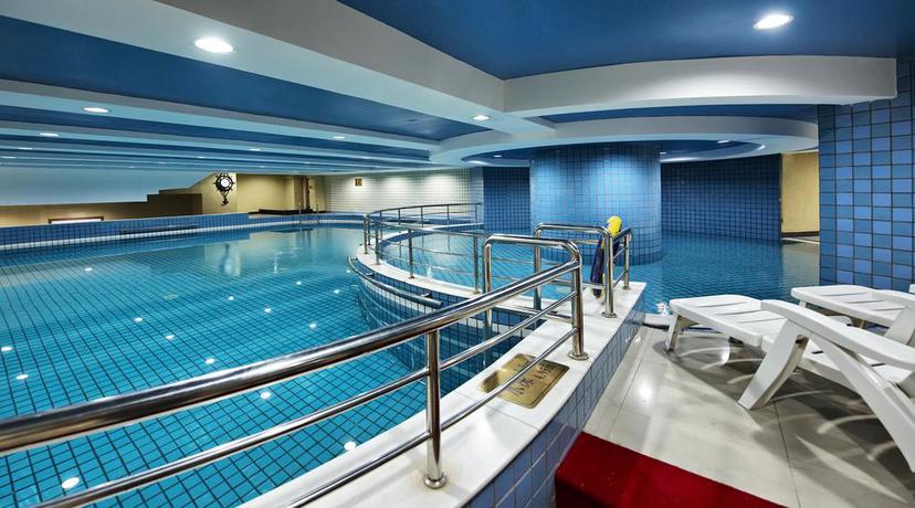 Imagen de la piscina del Hotel Tianjin Golden Crown. Foto 9