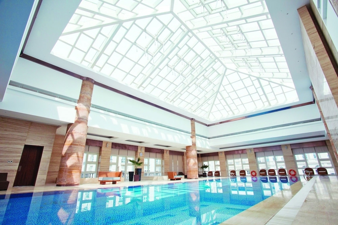 Imagen de la piscina del Hotel Tianjin Goldin Metropolitan Polo Club. Foto 19