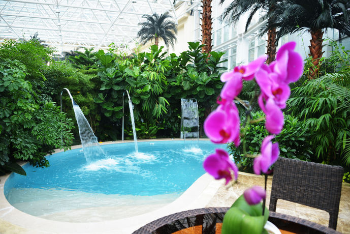 Imagen de la piscina del Hotel Tianjin Jing Ji Saint Light Resort and Spa. Foto 11