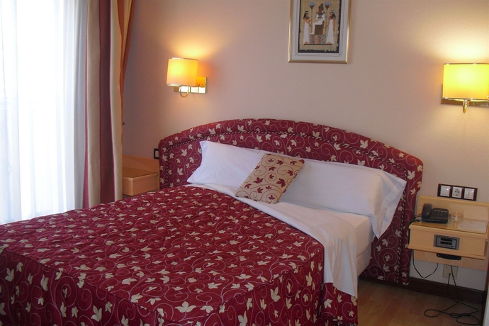 Imagen de la habitación del Hotel Tibur. Foto 3