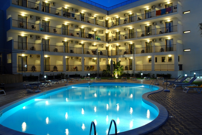 Imagen de la piscina del Hotel Ticho's Greenblu. Foto 8