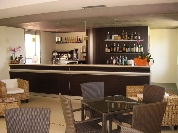 Imagen del bar/restaurante del Hotel Ticho's Greenblu. Foto 1