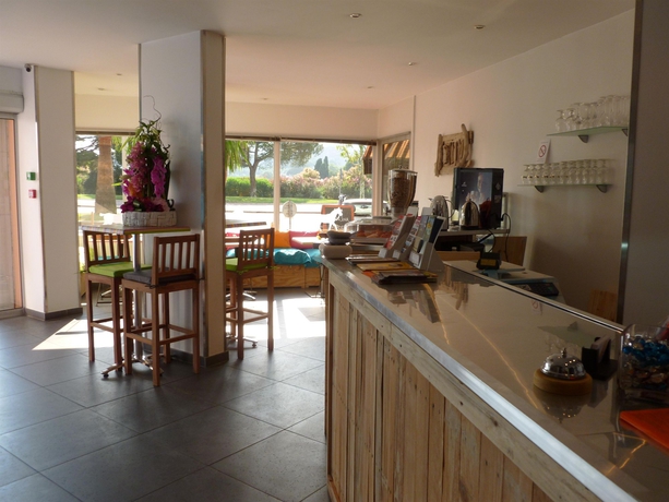 Imagen de los interiores del Hotel Tiercé Beach. Foto 10