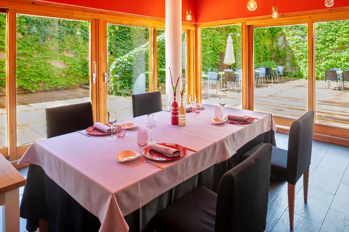 Imagen del bar/restaurante del Hotel Tierra de Biescas. Foto 7