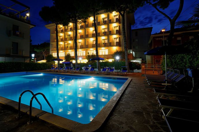 Imagen de la piscina del Hotel Tiffany, Rimini. Foto 16