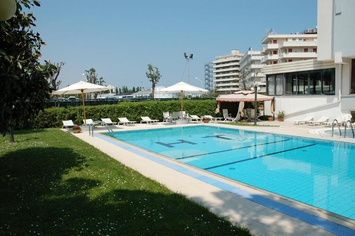 Imagen de la piscina del Hotel Tiffany\'s. Foto 13