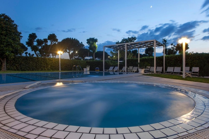 Imagen de la piscina del Hotel Tiffany\'s. Foto 14