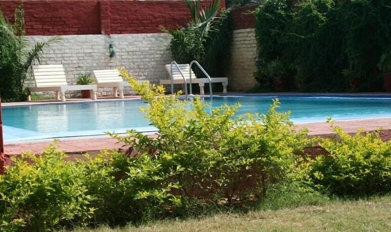 Imagen de la piscina del Hotel Tiger Safari Resort. Foto 16