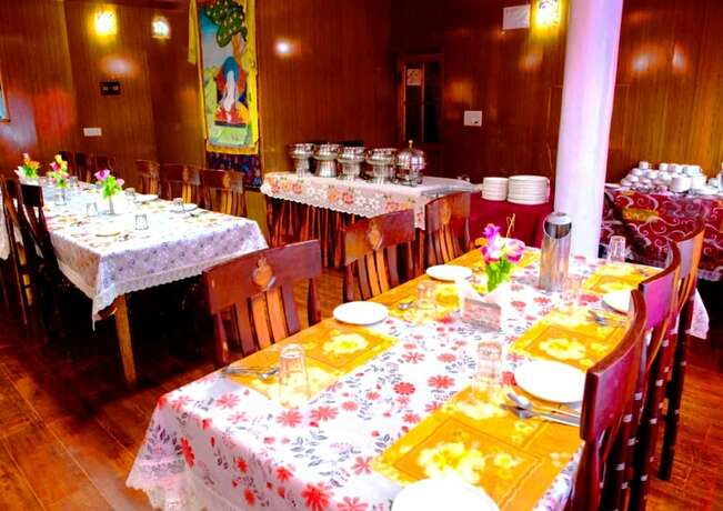 Imagen del bar/restaurante del Hotel Tih Khakshal. Foto 13