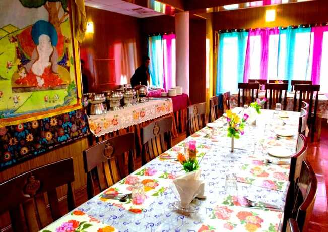 Imagen del bar/restaurante del Hotel Tih Khakshal. Foto 14