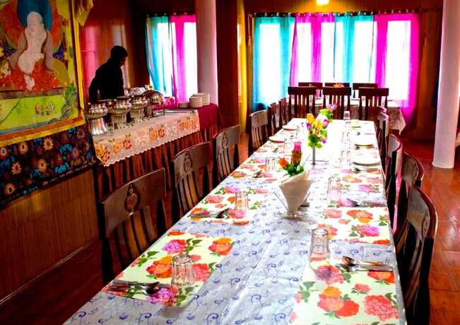 Imagen del bar/restaurante del Hotel Tih Khakshal. Foto 15