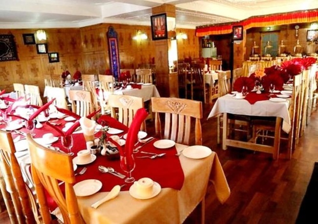 Imagen del bar/restaurante del Hotel Tih Royal Palace. Foto 20