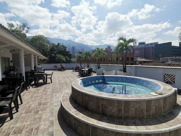 Imagen de la piscina del Hotel Tik Medell&iacute;n. Foto 18