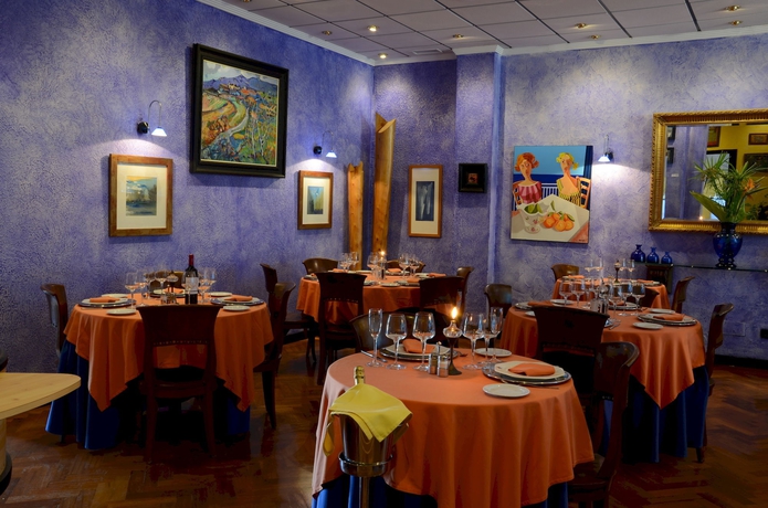 Imagen del bar/restaurante del Hotel Tikar. Foto 4