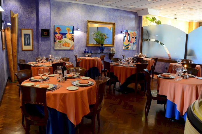 Imagen del bar/restaurante del Hotel Tikar. Foto 5