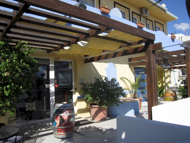 Imagen de los exteriores del Hotel Tikar. Foto 11