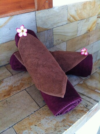 Imagen de la habitación del Hotel Tiki Lodge Lombok. Foto 23