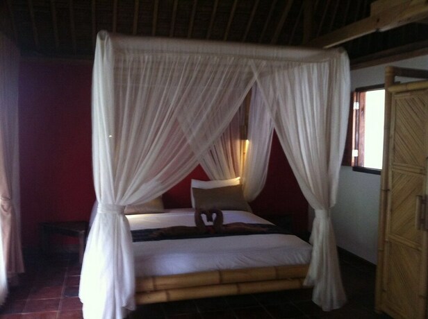 Imagen de la habitación del Hotel Tiki Lodge Lombok. Foto 25