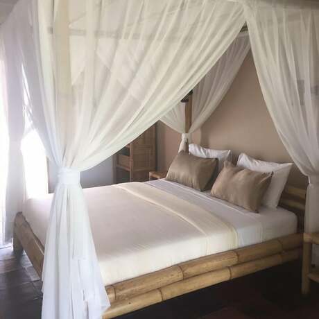 Imagen de la habitación del Hotel Tiki Lodge Lombok. Foto 26