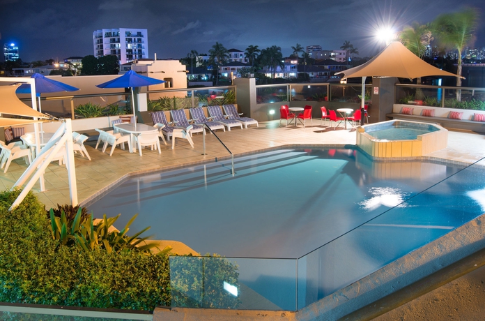 Imagen de la piscina del Hotel Tiki Surfers Paradise. Foto 12