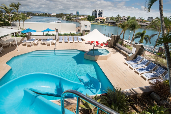 Imagen de la piscina del Hotel Tiki Surfers Paradise. Foto 13