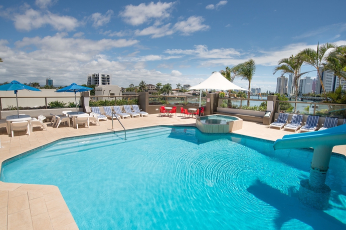 Imagen de la piscina del Hotel Tiki Surfers Paradise. Foto 14