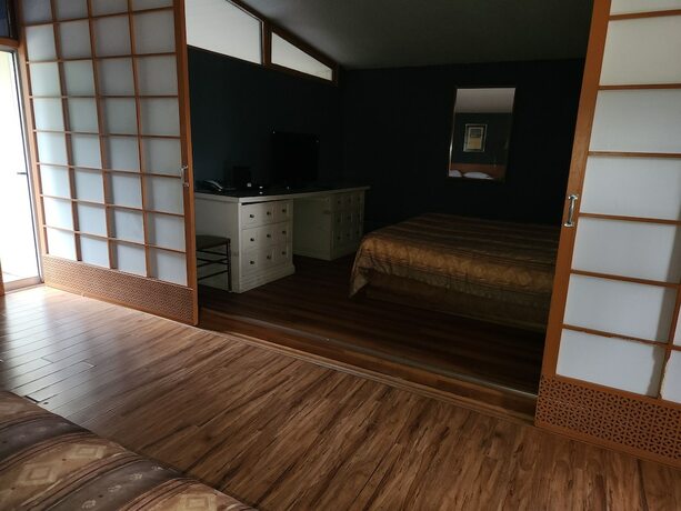 Imagen de la habitación del Hotel Tiki Village. Foto 13