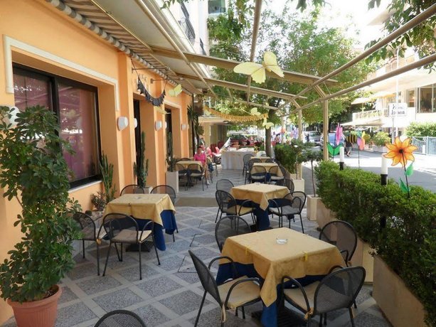 Imagen de los exteriores del Hotel Till, Rimini. Foto 7