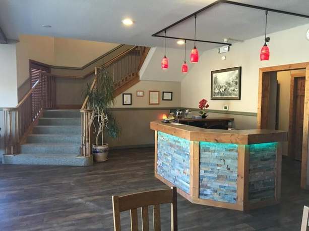 Imagen de los interiores del Hotel Timber Lodge Inn. Foto 16