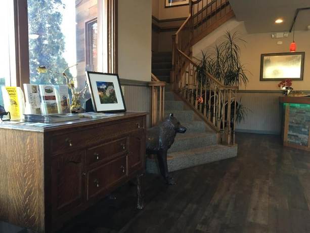 Imagen de los interiores del Hotel Timber Lodge Inn. Foto 19