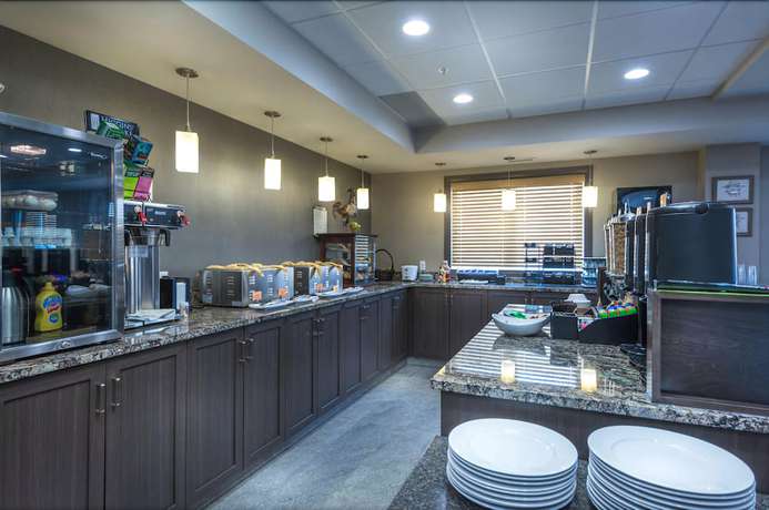 Imagen del bar/restaurante del Hotel Timber Ridge Inn And Suites. Foto 2