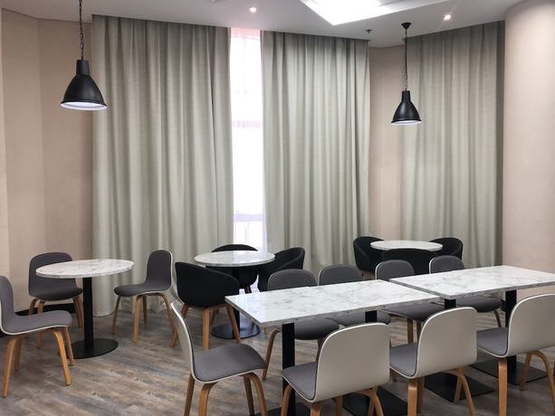 Imagen del bar/restaurante del Hotel Time Express Al Khan. Foto 3