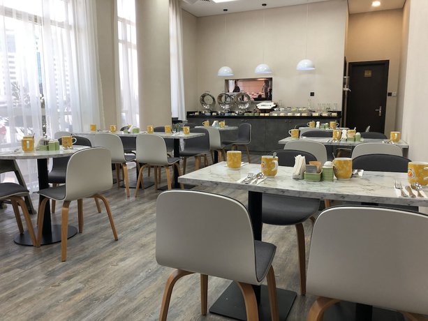 Imagen del bar/restaurante del Hotel Time Express Al Khan. Foto 4