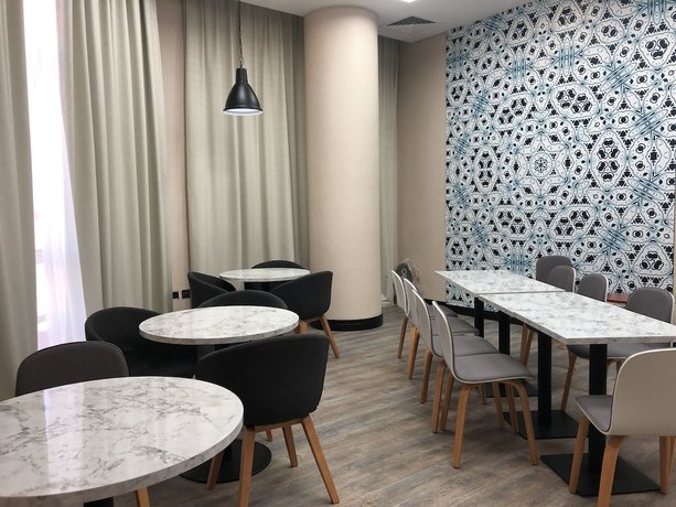 Imagen del bar/restaurante del Hotel Time Express Al Khan. Foto 5
